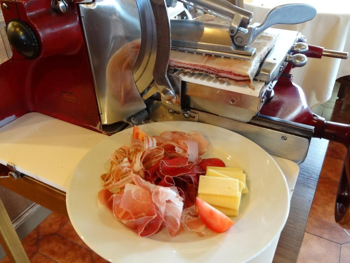 Hotel-Restaurant Grina Simplon ภายนอก รูปภาพ